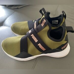 Brand new puma foam shoes